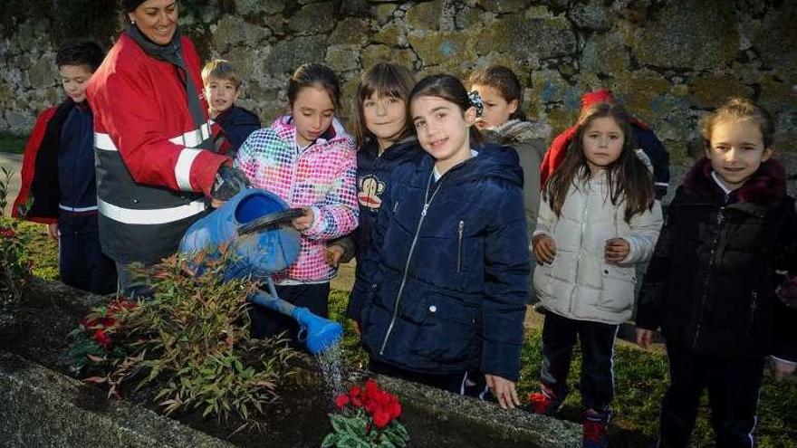 Los alumnos lucían orgullosos al lado de &quot;sus&quot; plantas. // I. Abella