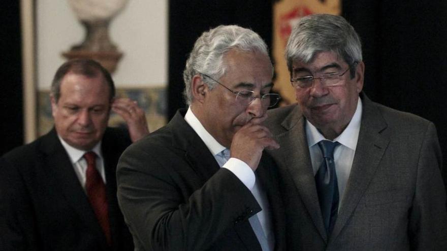 El líder socialista portugués, Antonio Costa, a la izquierda, junto al jefe de su grupo parlamentario.