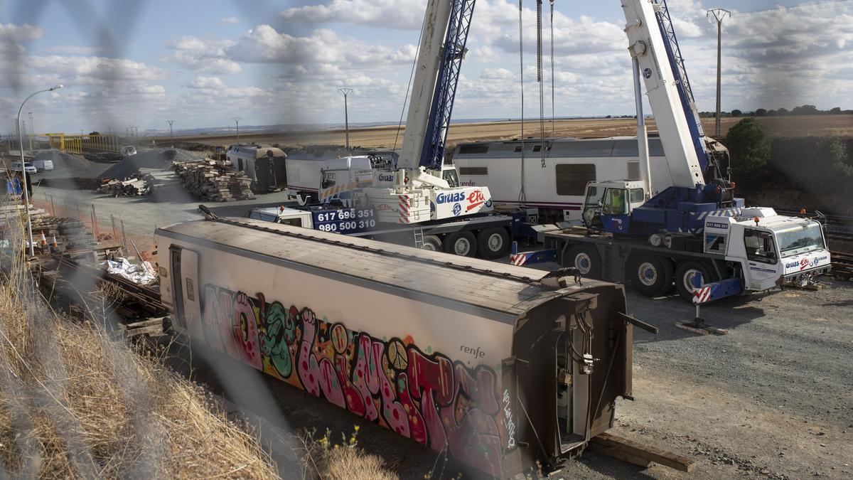 Retiran los últimos vagones del Alvia implicado en el accidente de La Hiniesta