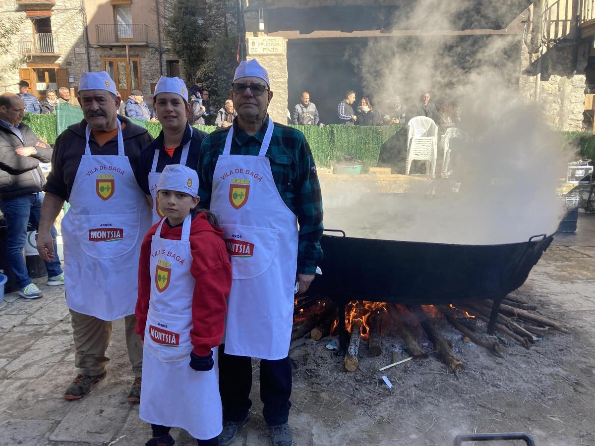 Els cuiners davant la gran paella d'arròs