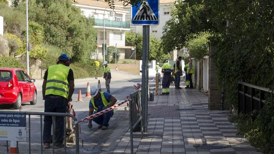 Operarios trabajan en las calles de Benalmádena Pueblo.