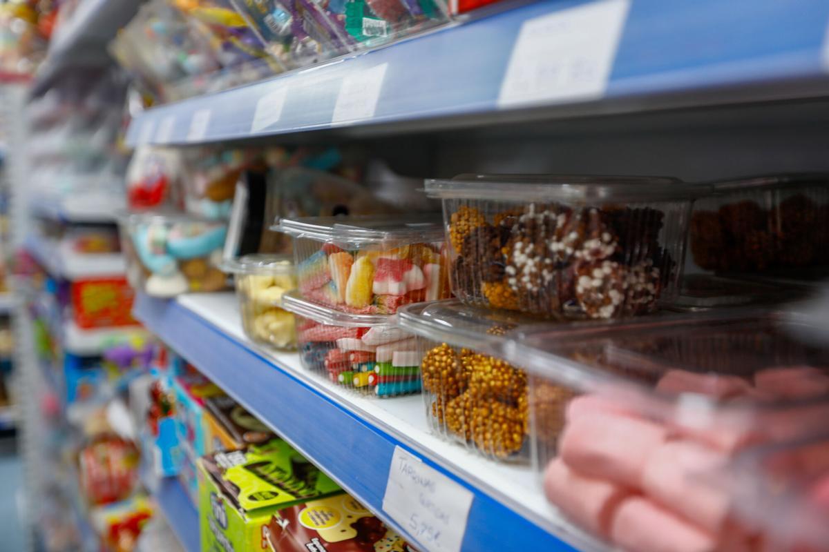 En imágenes | La Tiendica de las Noly’s: el pequeño comercio de Zaragoza que conquistó TikTok sin perder su esencia de barrio