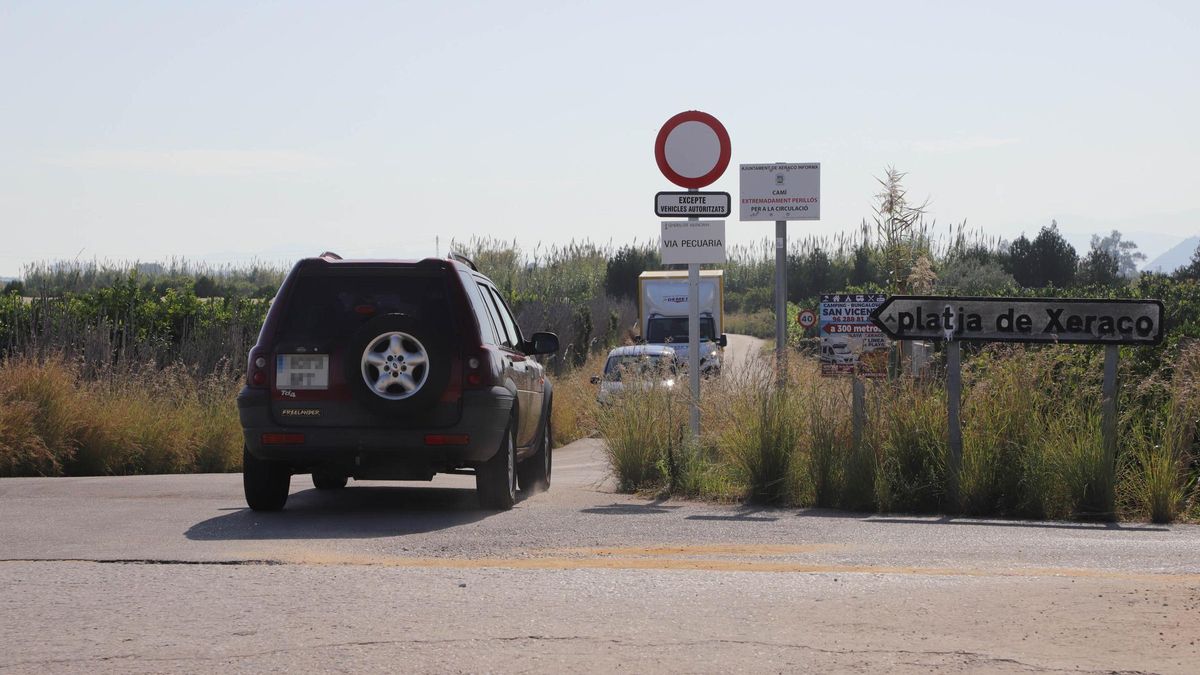Carretera Nazaret Oliva a su paso por Xeraco, donde se convierte en un camino hasta Tavernes de la Valldigna