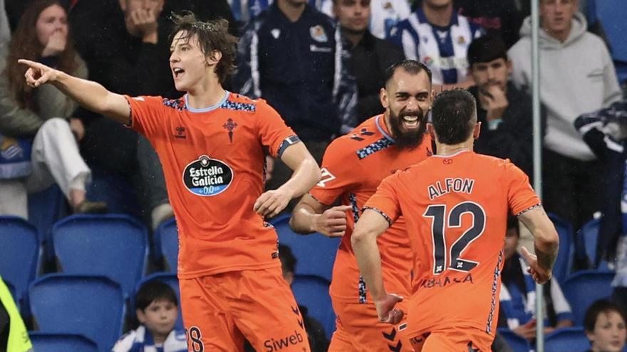 Los jugadores del Celta celebran el gol de Alfon en Anoeta