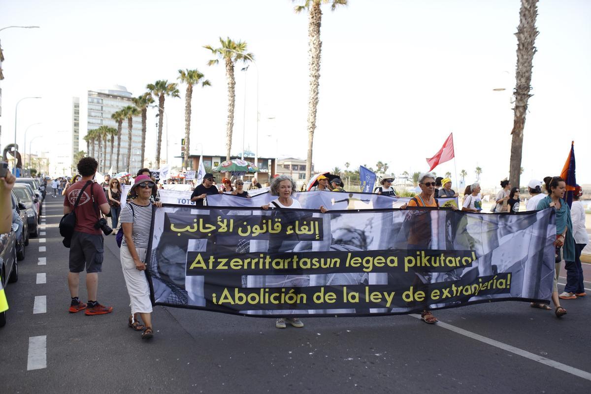 Una gran manifestación recuerda en la frontera de Melilla a las víctimas del 24J