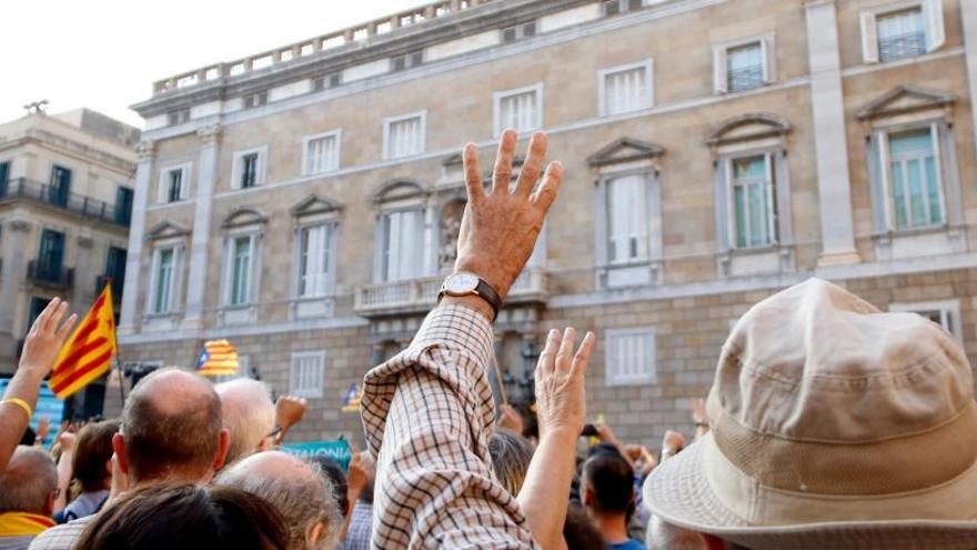 Milers de persones celebren la declaració de la República a la plaça de Sant Jaume de Barcelona