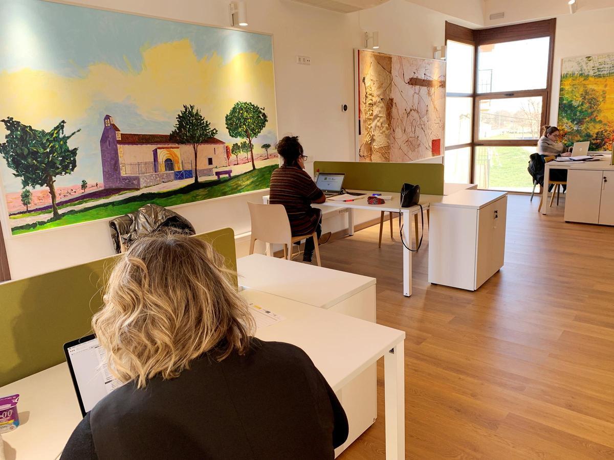Varias trabajadoras en el espacio de trabajo de Tizneros, municipio perteneciente a Segovia Sur.