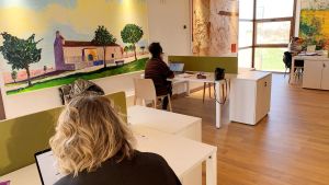 Varias trabajadoras en el espacio de trabajo de Tizneros, municipio perteneciente a Segovia Sur.