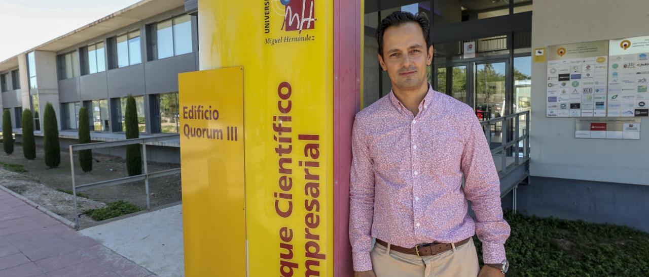 El director de Financiación y Desarrollo Empresarial del Parque Científico, Sergio Román, en el campus.