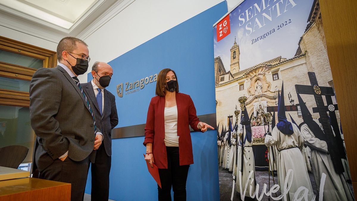 Cía, Julve y Fenández frente al cartel anunciador de la Semana Santa de Zaragoza.