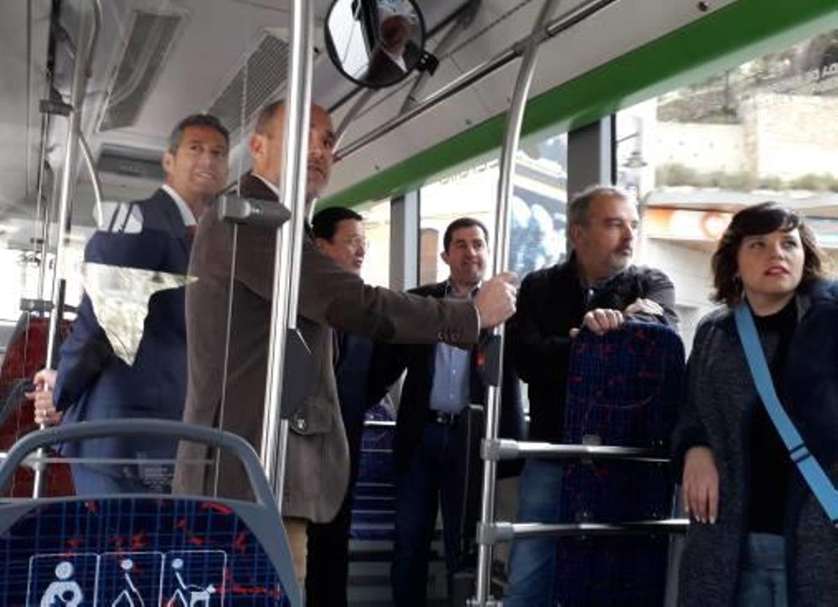 El alcalde y responsables de Vectalia a bordo del híbrido a prueba.