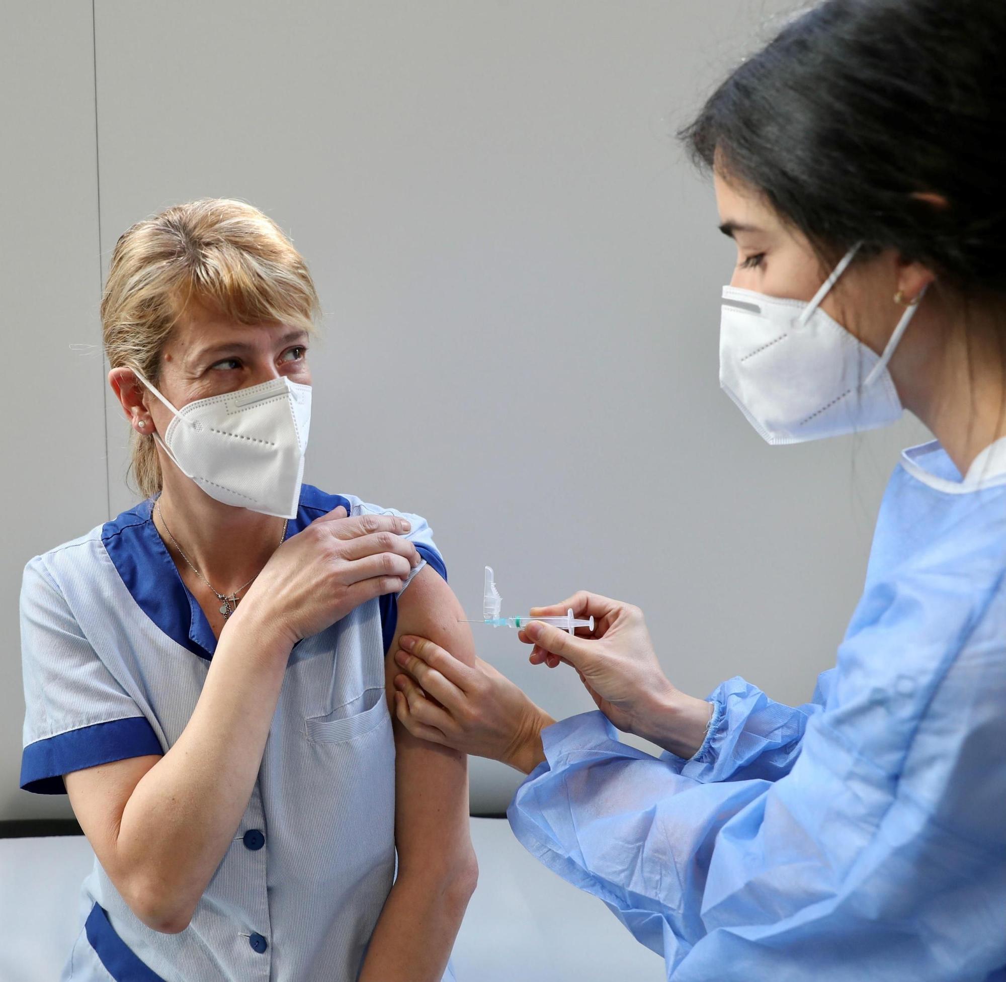 Una de las profesionales del hospital de Mieres recibe su dosis de vacuna.