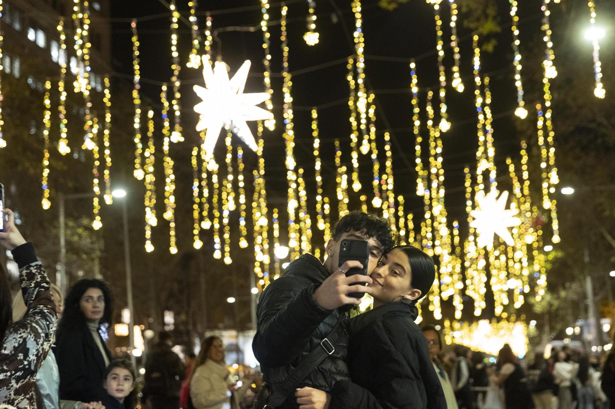 En imágenes: así brilla el alumbrado navideño de Barcelona