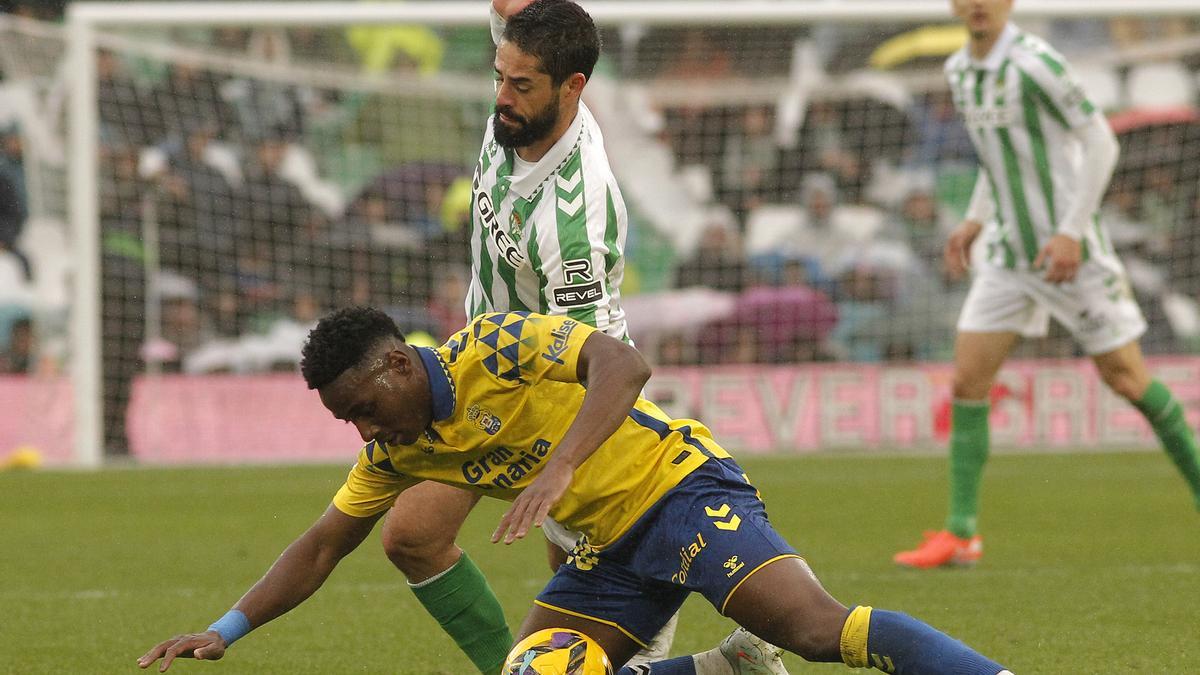Essugo disputa un balón con Isco Alarcón en el encuentro que enfrentó a la UD Las Palmas y al Betis