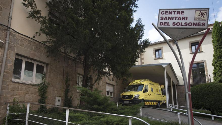 Una ambulància a l&#039;entrada d&#039;emergències del Centre Sanitari del Solsonès