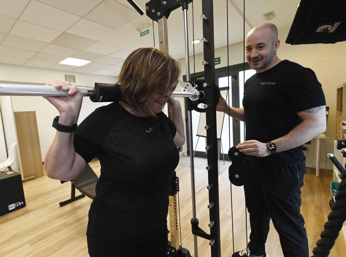 Viguesas de entre 50 y 70 años realizando ejercicio de alta intensidad en un centro de neurorrehabilitación de la ciudad.