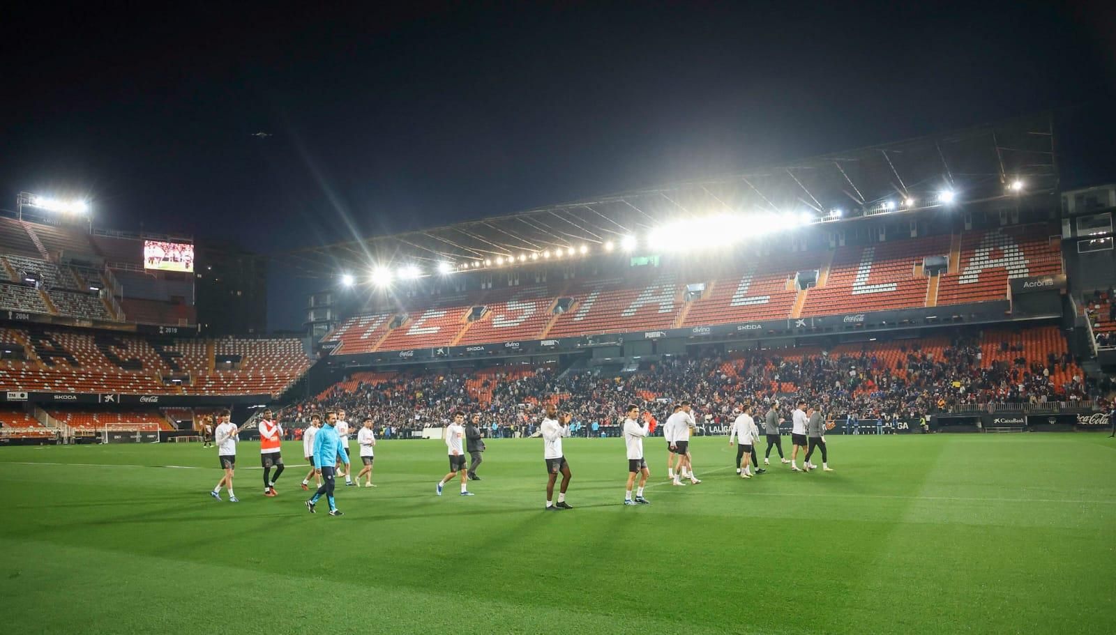 La afición se vuelca con el Valencia CF en el entrenamiento de Mestalla