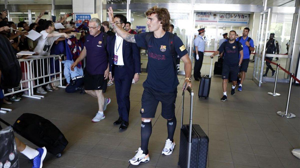 Griezmann saluda a los aficionados en la estación de Kobe