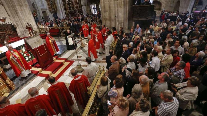 Los fieles, en pie, veneran el Sudario expuesto en el altar mayor de la Catedral, ayer, al finalizar la misa de San Mateo.