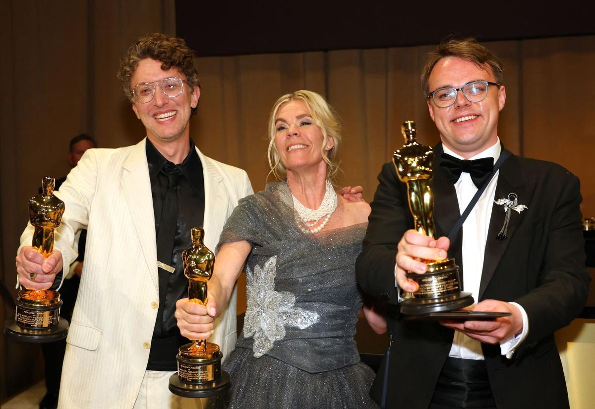 David Borenstein, la productora Helle Fabery Pavel Talankin, con el Oscarlm for "Mr. Nobody Against Putin" at the 98th Annual Academy Awards Governors Ball at the Dolby Theatre in Hollywood, California on March 15, 2026. (Photo by ANGELA WEISS / AFP)