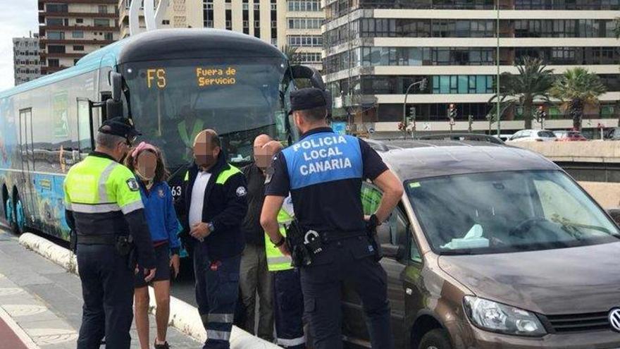 Dos heridos tras el choque de un coche y una guagua en la Avenida Marítima