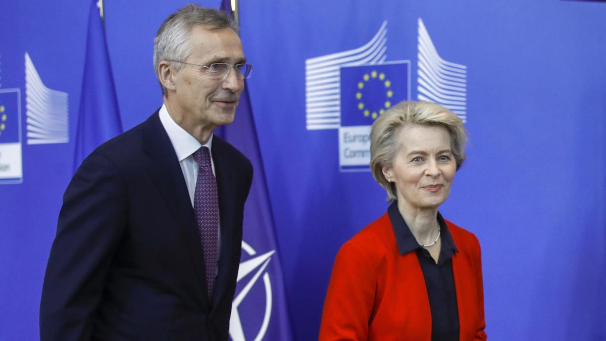 Ursula von der Leyen, junto a Jens Stoltenberg.