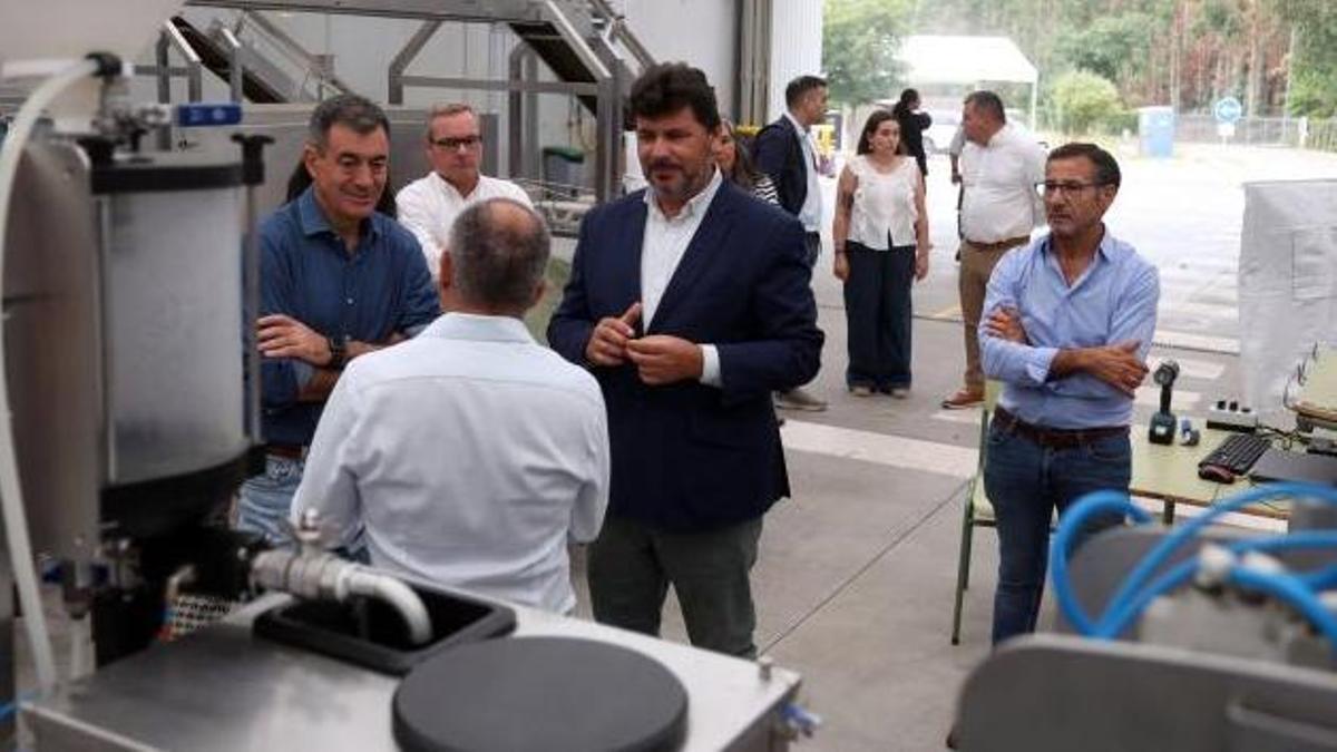 El alcalde de Meaño, en el centro de la imagen, durante una activdiad reciente.