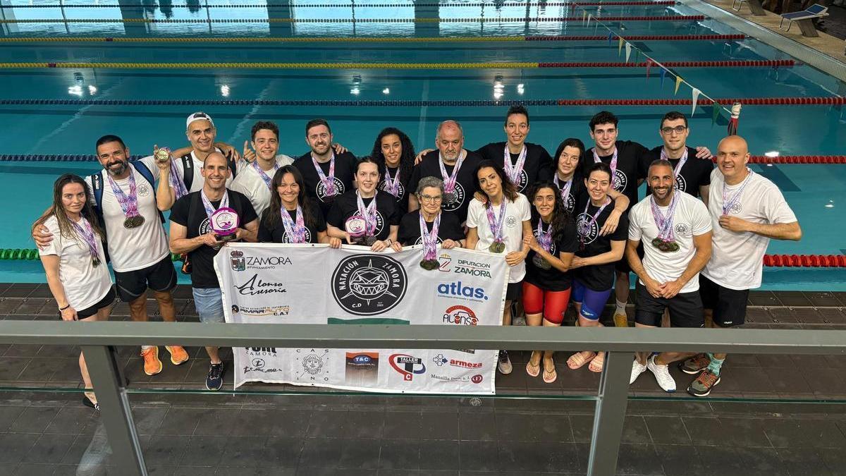 Expedición del CD Natación Zamora en el Campeonato de Castilla y León máster de verano.