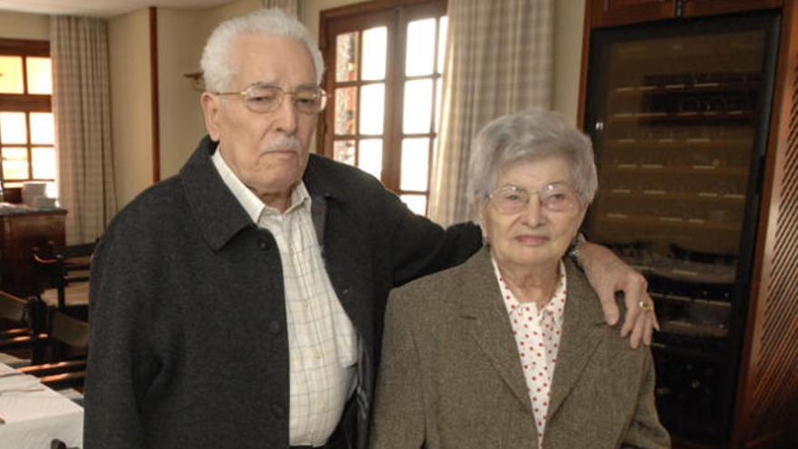 Manuel Padrón junto a su esposa, Francisca, en el Samoa en 2008. | andrés cruz