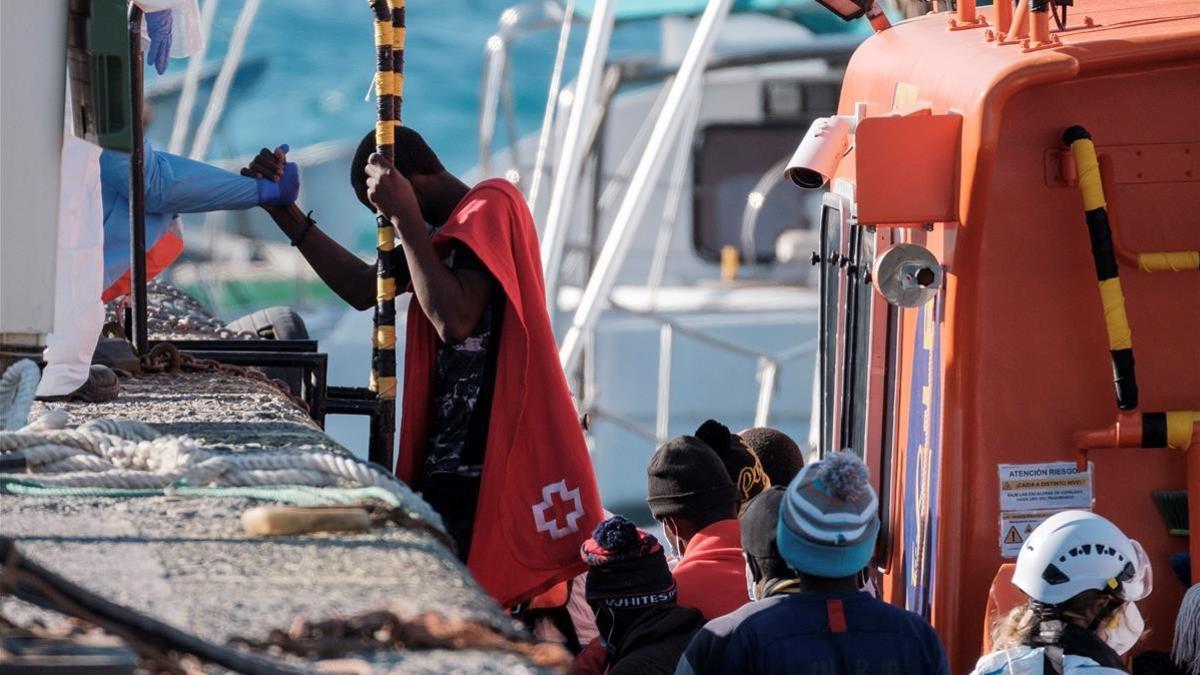 ARGUINEGUIN (GRAN CANARIA)  25 04 2021 - El buque de Salvamento Maritimo Salvamar Macondo rescato este domingo a 50 varones subsaharianos que viajaban en un cayuco a unas 7 millas al sur de Gran Canaria y los traslado al muelle de Arguineguin  donde fueron atendidos por personal de Cruz Roja y el Servicio Canario de Salud EFE  Angel Medina G