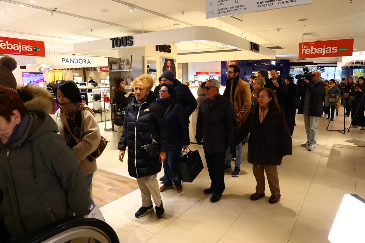 En imágenes | Comienzan las rebajas de invierno en Zaragoza