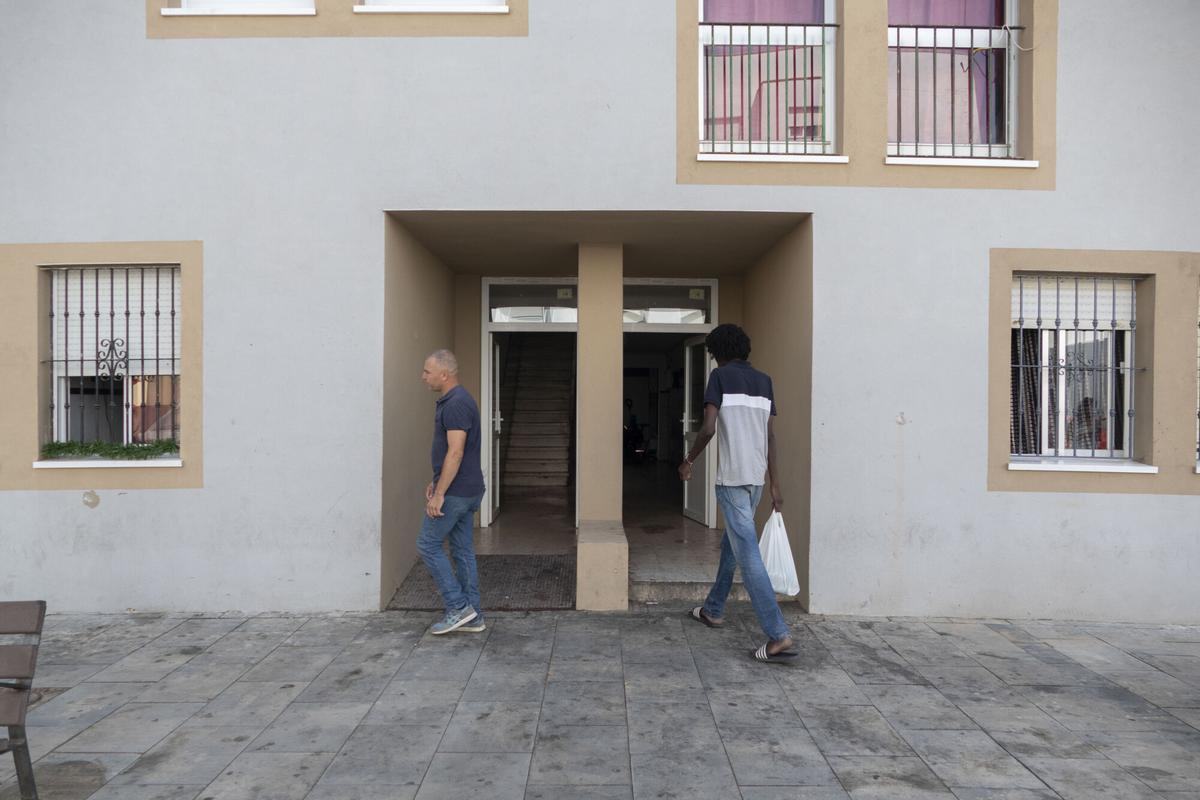 ISLA CRISTINA (HUELVA), 17/08/2026.- El menor de edad de 16 años fallecido en el tiroteo registrado este domingo en Isla Cristina (Huelva) no guardaba relación de parentesco con las otras víctimas mortales -una mujer de 39 años embarazada y su madre- ni pertenecía a ninguno de los clanes enfrentados a los que podrían estar viculados los hechos. EFE/David Arjona
