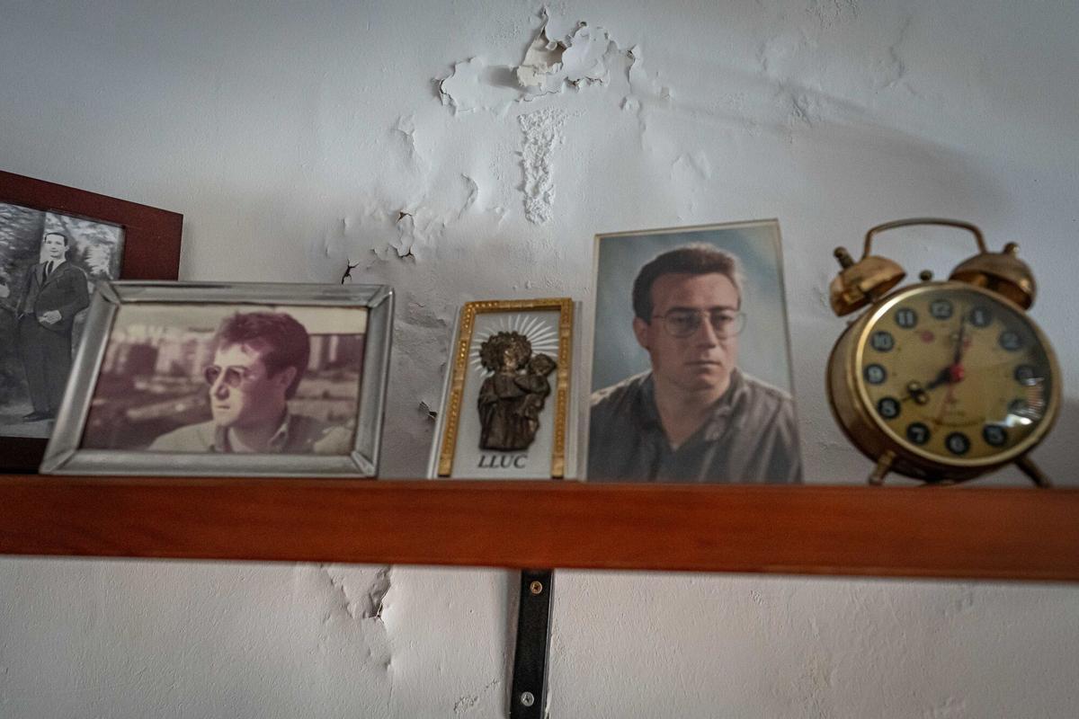 Familias desalojadas de un bloque afectado por aluminosis en el barrio del Besòs durante el reportaje de El Periódico, tras verse obligadas a abandonar sus viviendas por el riesgo estructural del edificio. El reportaje recoge también el testimonio de vecinos de las dos escaleras afectadas. A 29 de julio de 2026. Sociedad. AUTOR: MANU MITRU