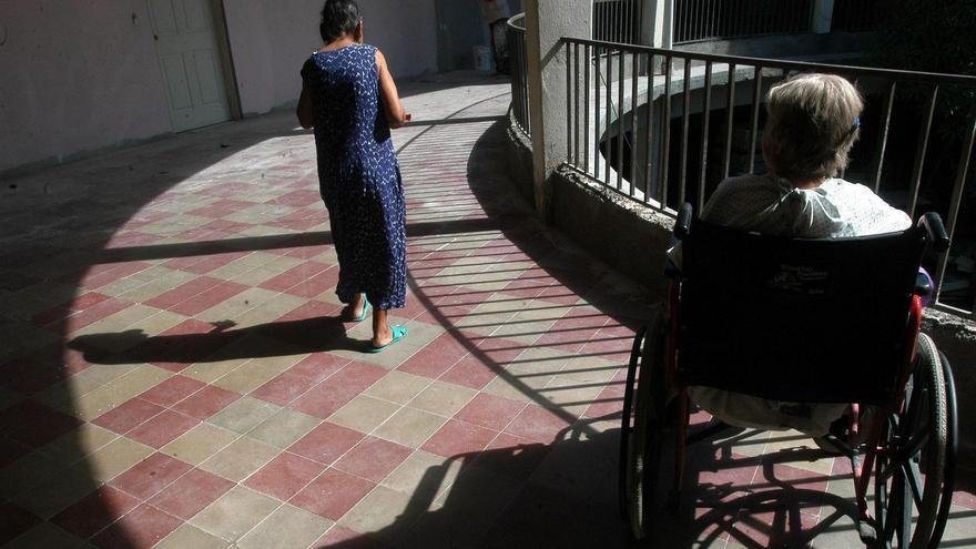 Una mujer en silla de ruedas.