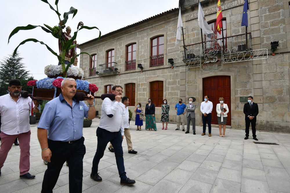 Poio celebra un San Xoán atípico pero con idéntico espíritu festivo