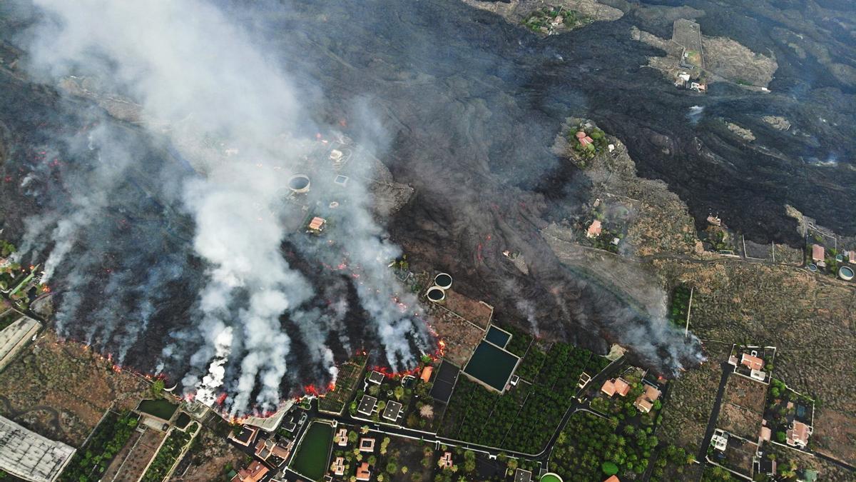 La lava del volcán de La Palma camina hacia el mar.