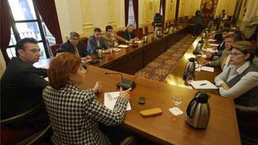 El consejero de Fomento pide la colaboración de los constructores para sacar adelante el Plan General Municipal de Cáceres