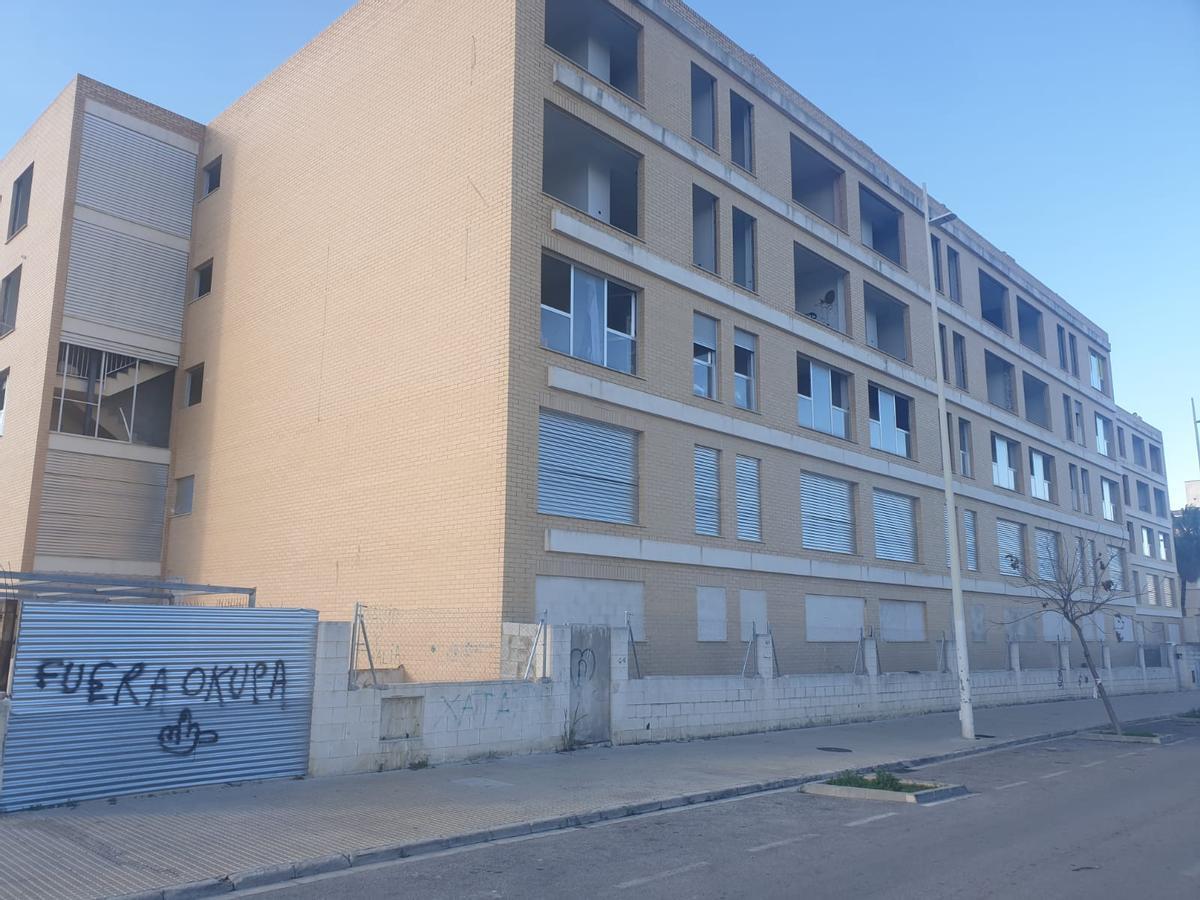 El edificio, con una pintada contra los okupas, ya está vallado y tapiado en planta baja y primer piso.