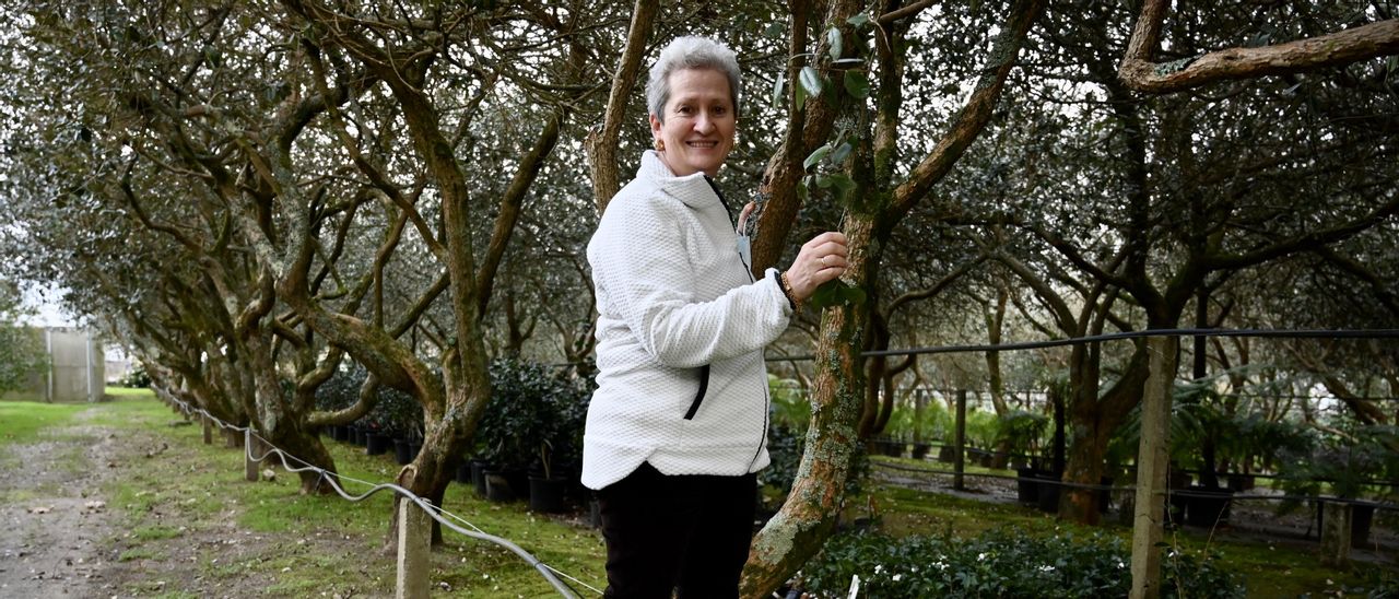 La directora de la Estación Fitopatolóxica de Areeiro, Carme Salinero, en los cultivos del centro de investigación