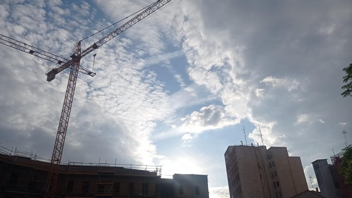 Nubes desde las obras de Pontoneros, este miércoles en torno a las ocho de la tarde