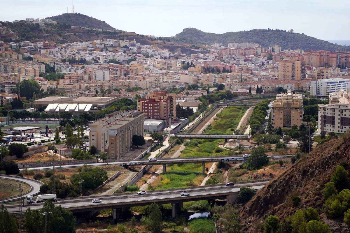 Vista aérea en donde se puede ver la renaturalización del río y el paseo fluvial habilitado por la Junta. RIO GUADALMEDINA