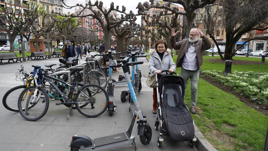 Los patinetes eléctricos aparcan el &quot;civismo&quot; en Gijón (en imágenes)