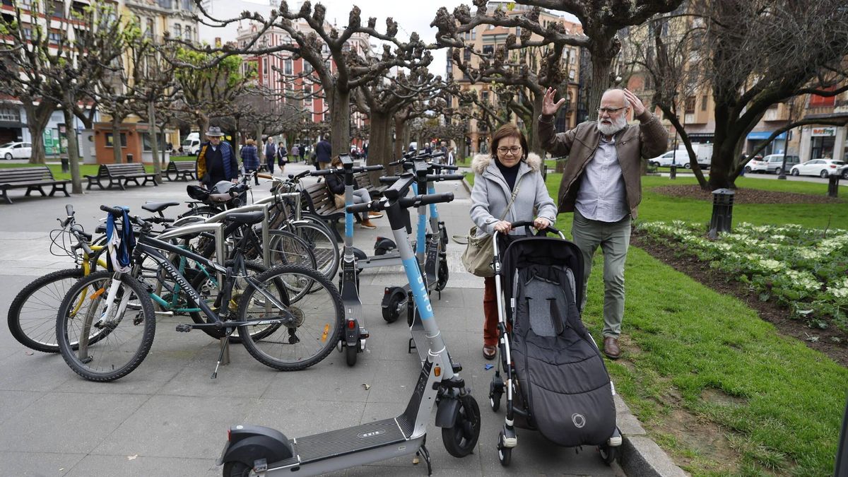 Los patinetes eléctricos aparcan el "civismo" en Gijón (en imágenes)