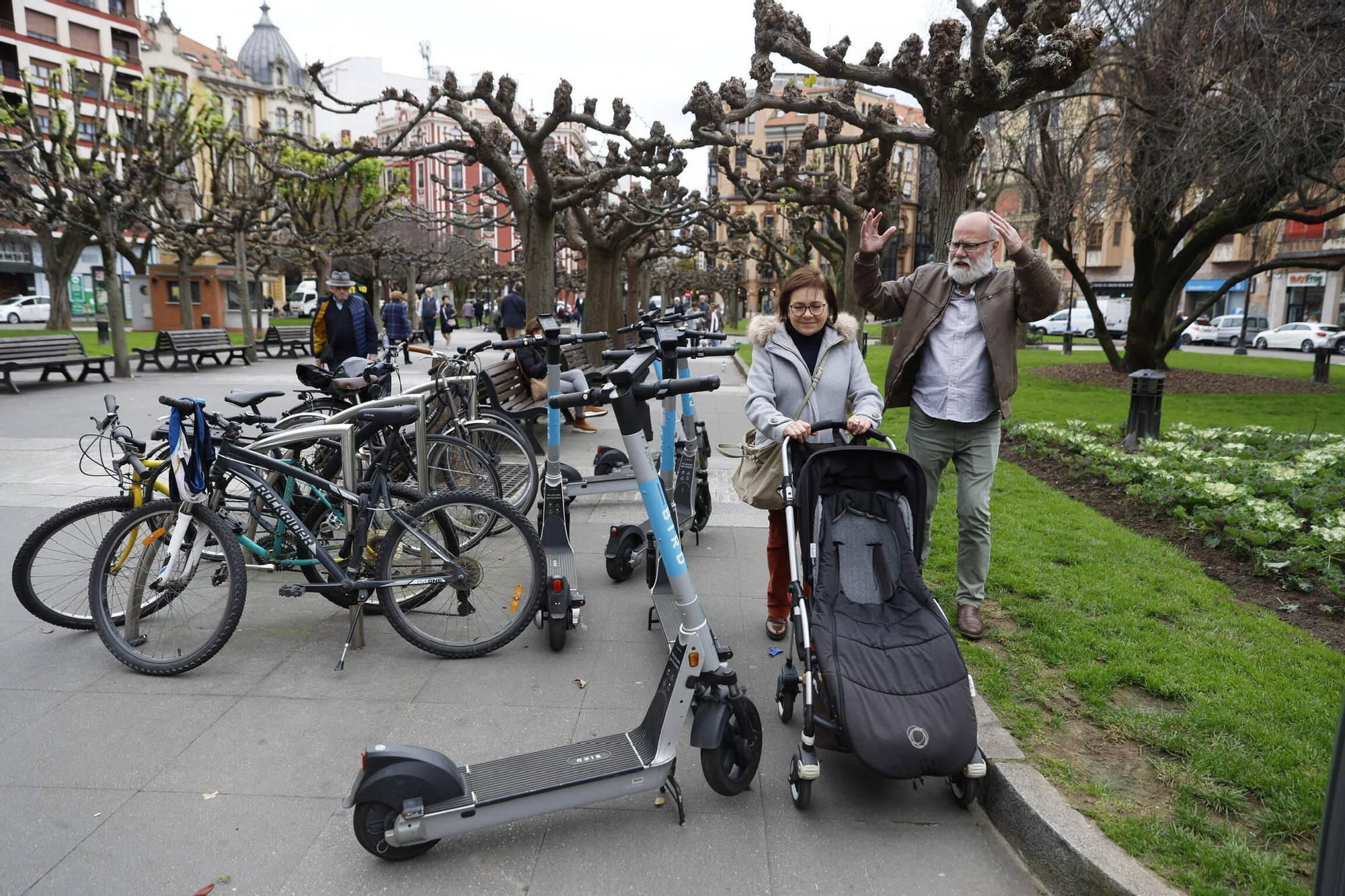 Los patinetes eléctricos aparcan el "civismo" en Gijón (en imágenes)