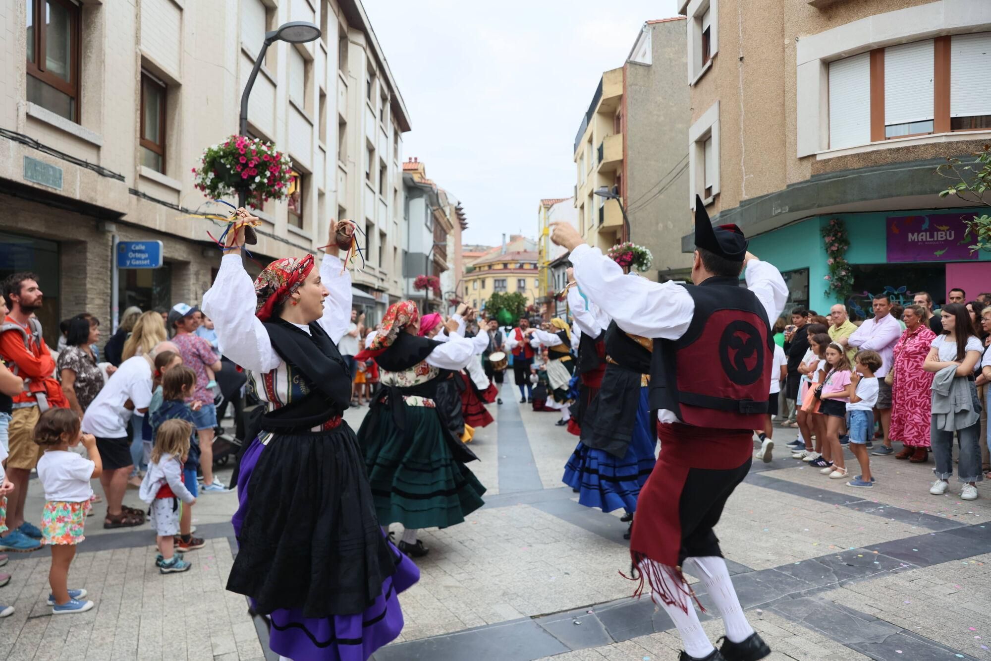 EN IMÁGENES: El desfile de carrozas por las fiestas del Carmen de Luancoi