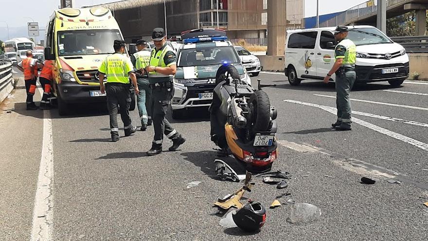 Guardia Civil y asistencias sanitarias junto a la moto siniestrada en la Vía de Cintura.