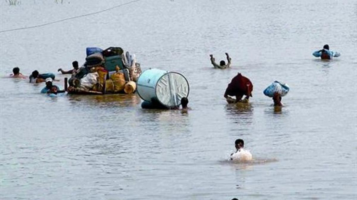 Afectados por las inundaciones tratan de trasladar sus pertenencias en la provincia de Khyber-Pakhtoonkhwa.