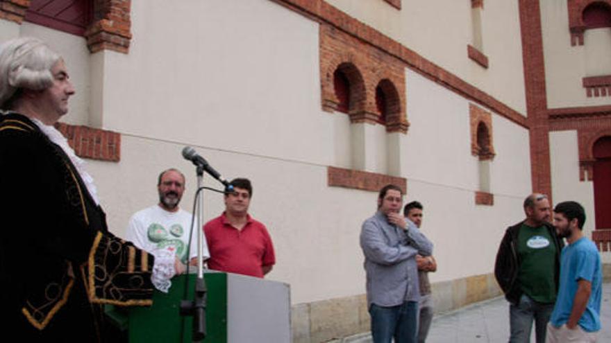 Una protesta antitaurina, en el exterior de la plaza gijonesa de El Bibio.