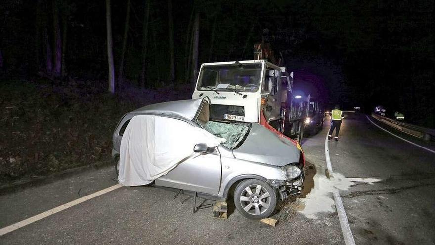 El turismo y el camión involucrados en el accidente ocurrido ayer en O Porriño.