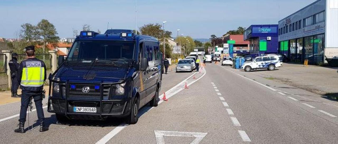 Un control de la Policía Nacional en Vigo. |   // P.N.